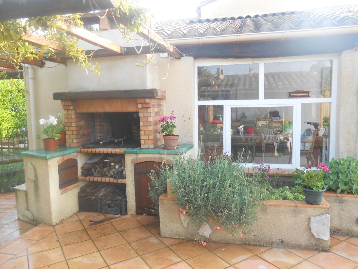 Ferienwohnung Gite T2 Avec Grande Piscine Villeneuve-la-Comptal Exterior foto